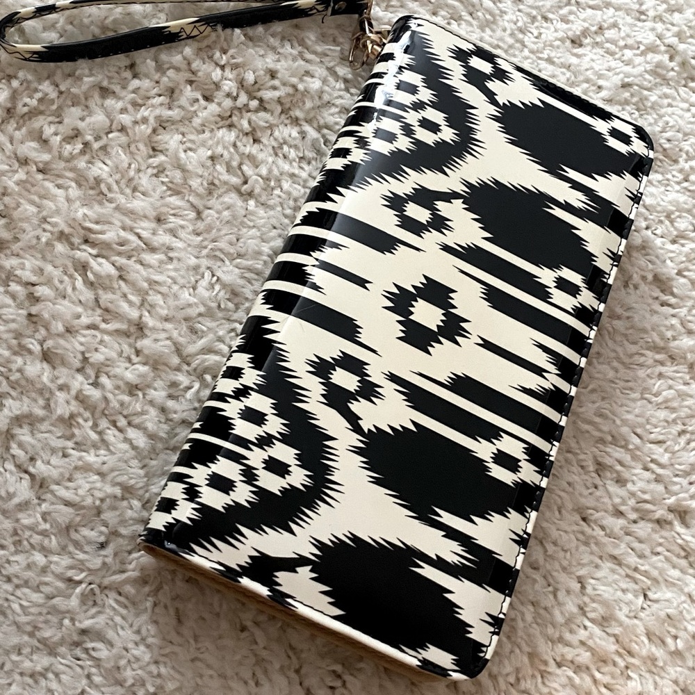 Black and white wristlet bag....